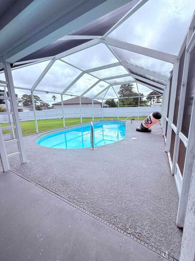 Building Photo - 302 SW Whitmore Dr