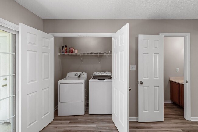 Building Photo - Charming 2-Bedroom 2.5-Bathroom Townhouse with Fenced Yard