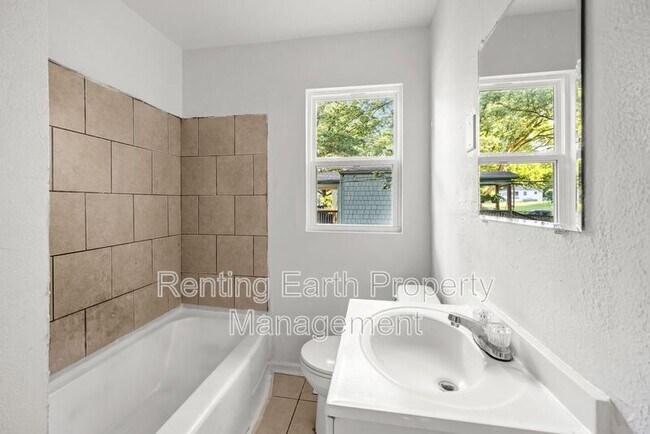 Building Photo - 829 Meadowbrook Dr