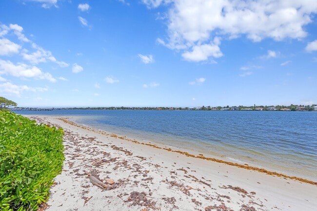 Building Photo - 7020 Half Moon Cir