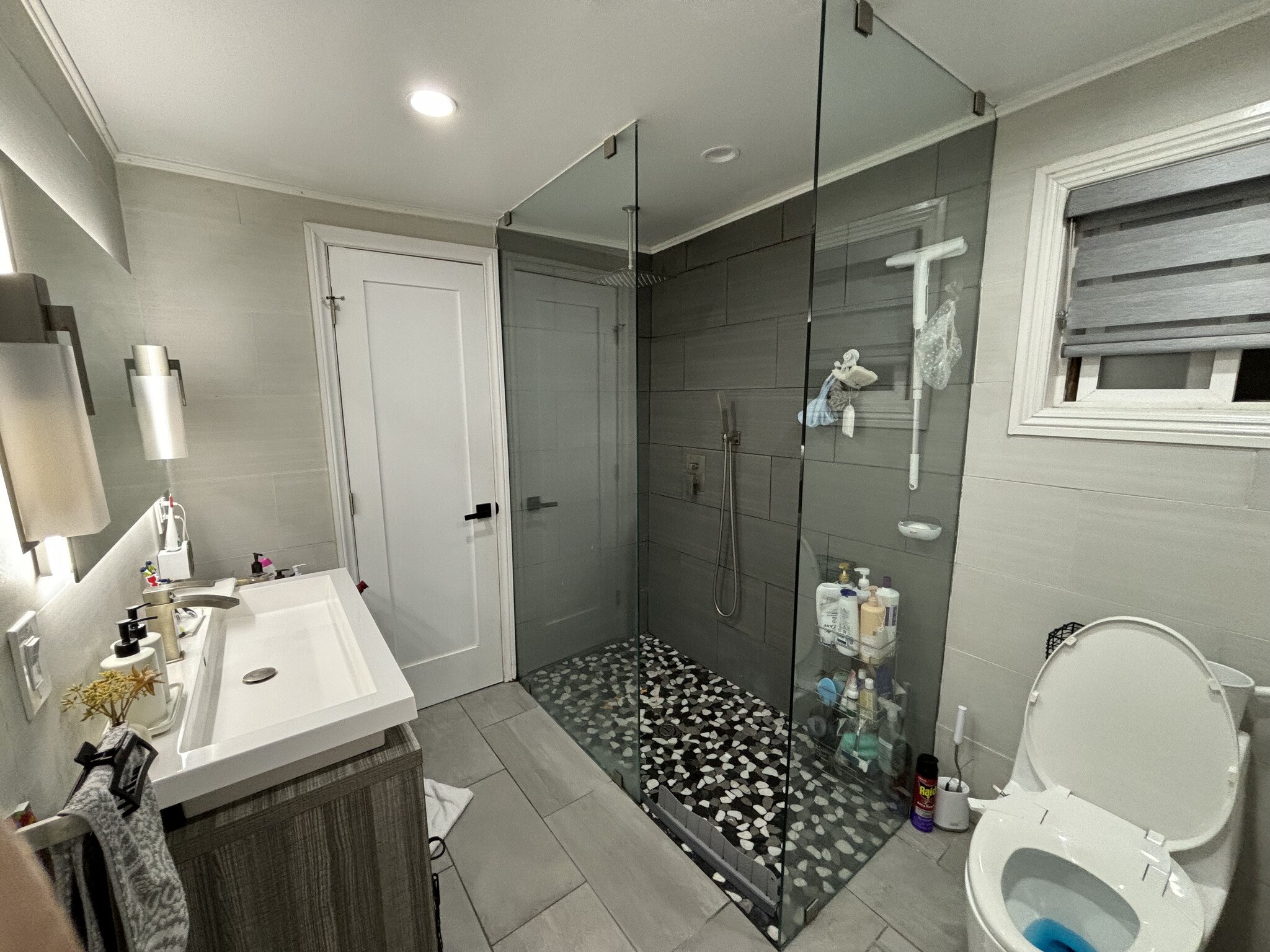 Master’s Bathroom - 14814 Hartland St