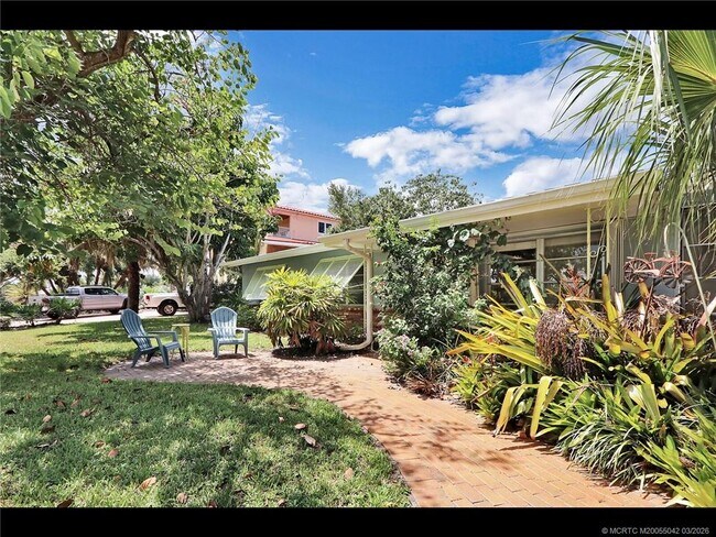 Building Photo - 1905 NE River Ct