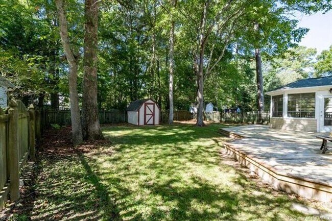 Building Photo - 305 Peachtree Ln