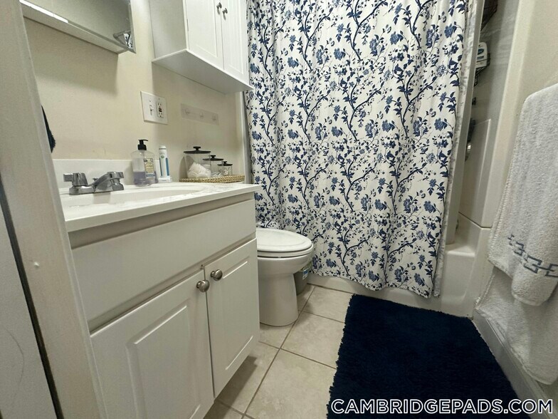 Building Photo - 1054 Cambridge St