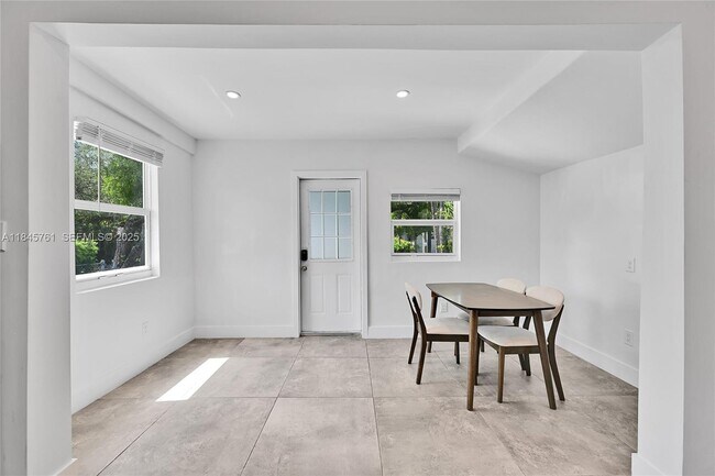 Building Photo - 21 NE 48th St