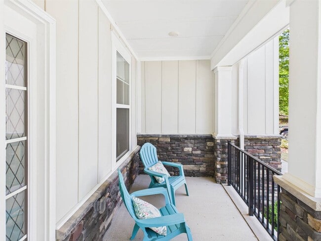 Building Photo - Stunning 5 Bedroom 4.5 Bathroom Located in...