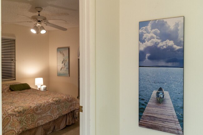 Building Photo - Gorgeous 2/2 condo at Indian Shores