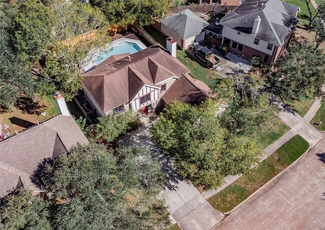 Building Photo - 2722 Carmel Woods Dr