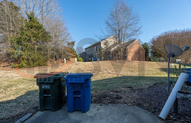 Building Photo - *OFFERING ONE MONTH FREE PROMOTION* 1 Bed / 1 Bath End Unit Townhome In North Durham