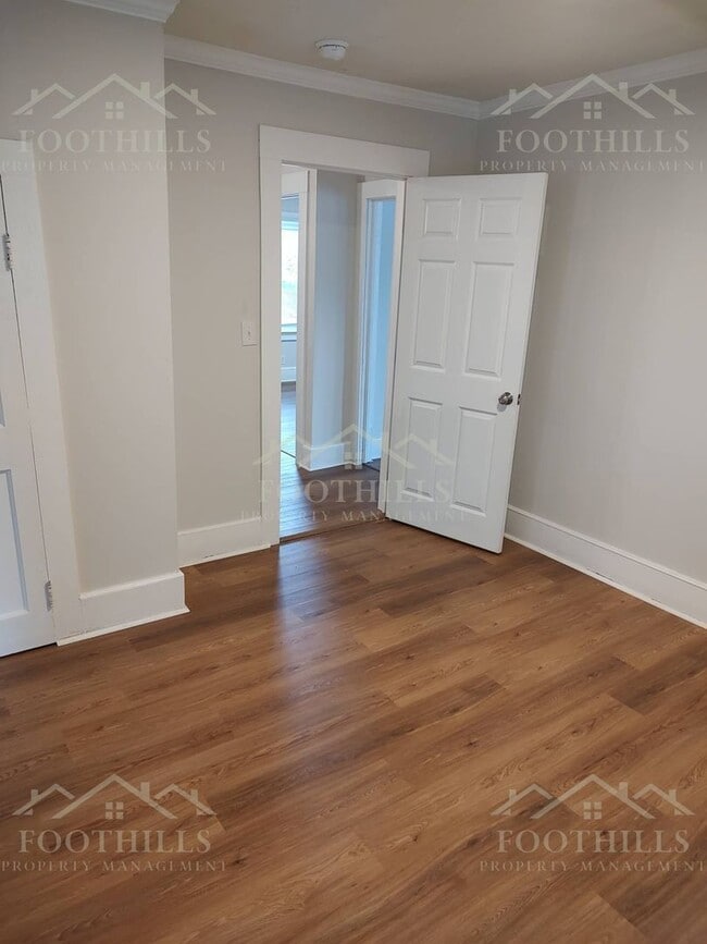 Building Photo - 211 Dickens Ave