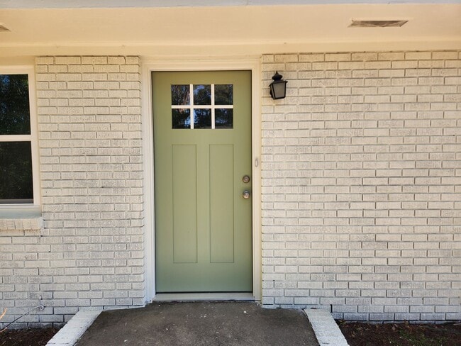 Building Photo - Charming 3-bedroom, 1-bathroom home on a half acre lot on the Southside!