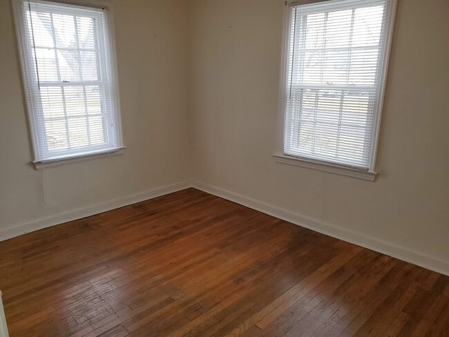 Building Photo - 2 bd, 1 ba house, hardwoods, new paint, fe...