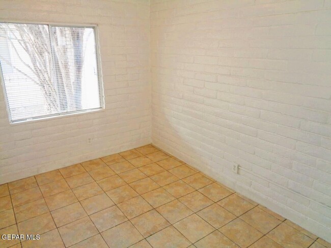 Building Photo - 3028 E Glen Dr