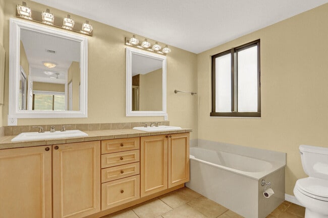 Building Photo - 370 Golfview Rd