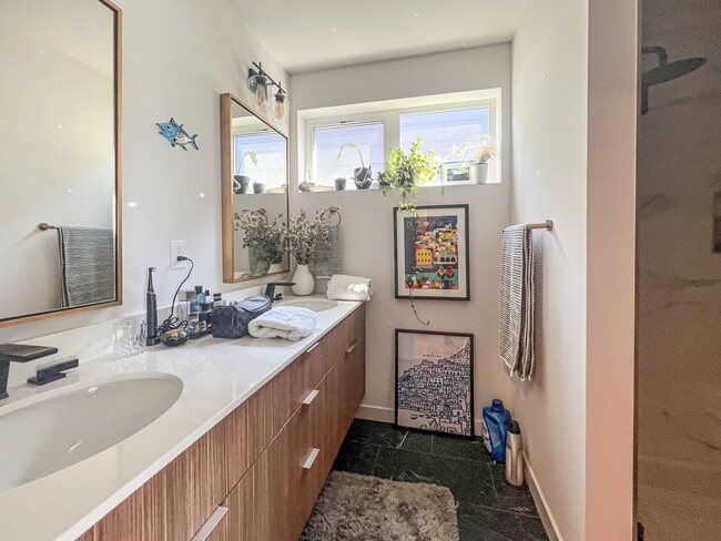 Building Photo - 3bd/2ba Seattle Townhome