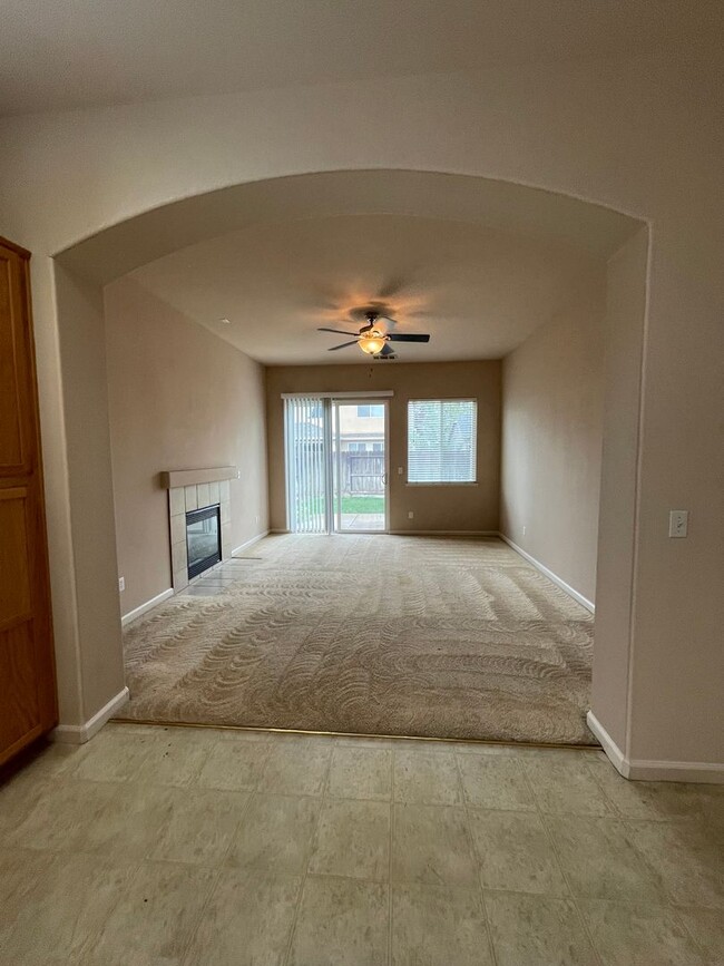 Building Photo - This charming 3/bed 2/bath welcomes you home.
