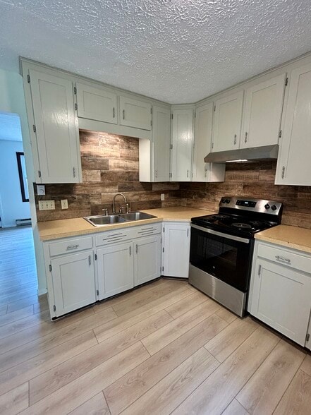 Primary Photo - 230 Lindale Ave
