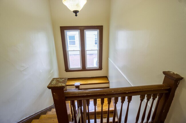 Building Photo - Spacious 5 Bed/2 Bath Single Family Home W...