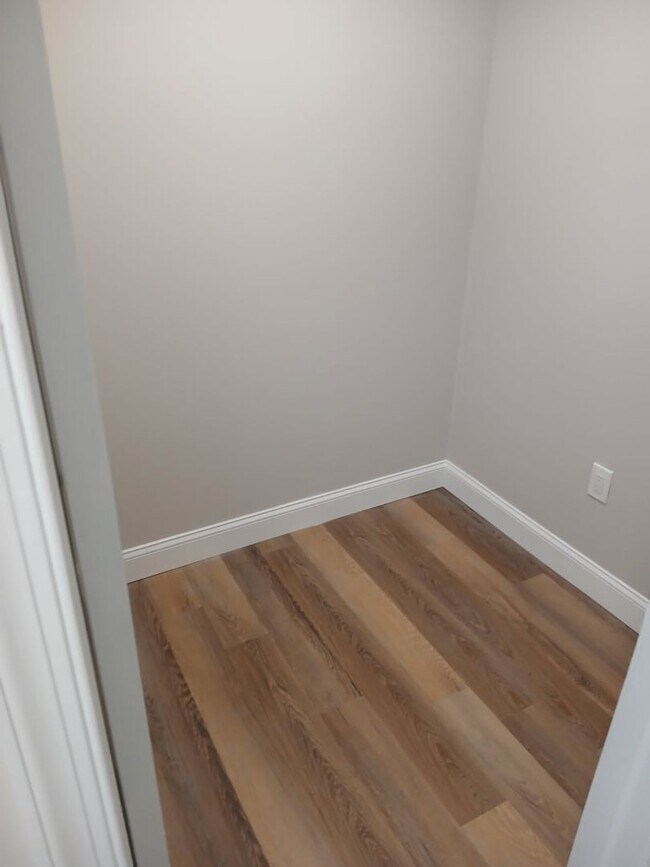 Building Photo - SPACIOUS RENOVATED FARMHOUSE AVAIL. FOR RENT!