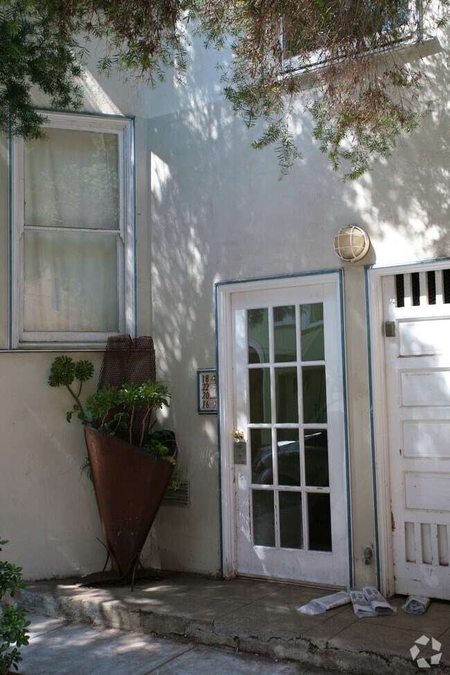 Building Photo - 16 Dearborn St