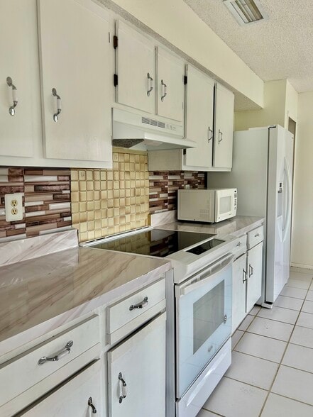 Building Photo - 9149 Shaddock Rd E