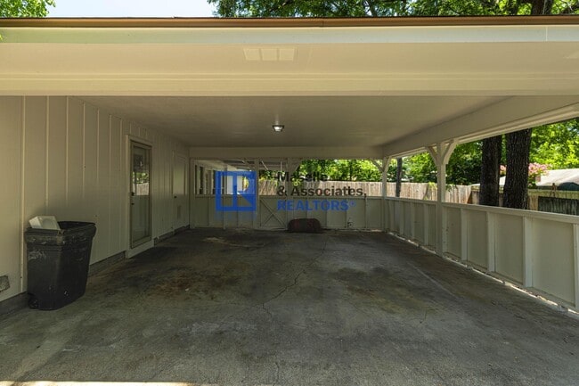 Building Photo - Charming 4-Bed, 2.5-Bath Home in the Heart...