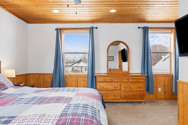 Building Photo - Spacious 4-Bedroom Home in the Heart of Sh...