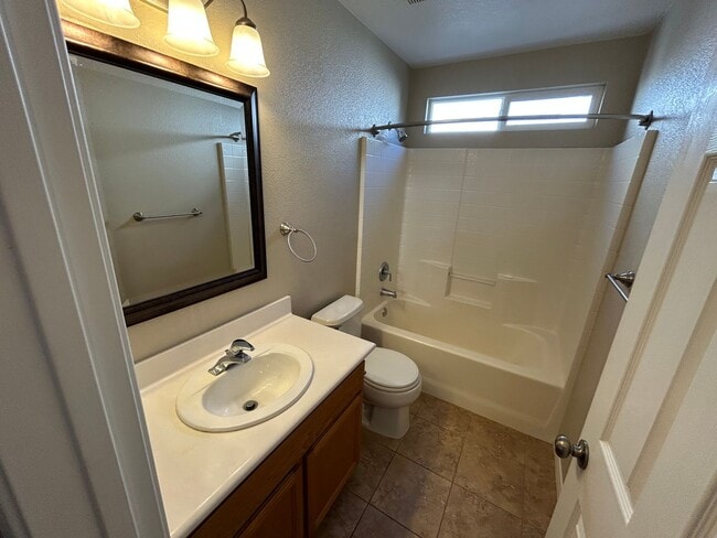 Building Photo - Beautiful Hidden Lake 3 Bed 3 Bath Home