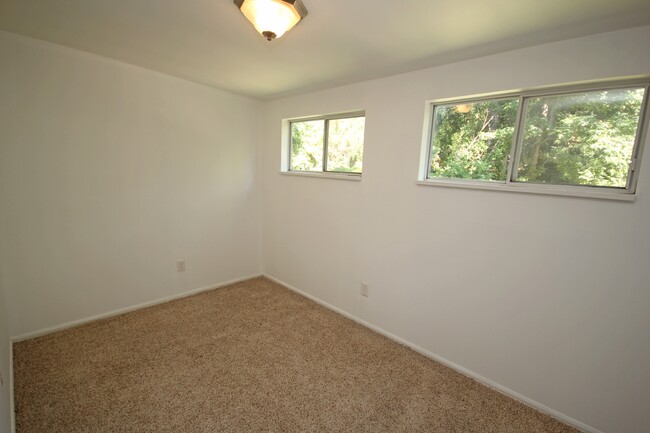 Building Photo - 9721 Greenwood Terrace