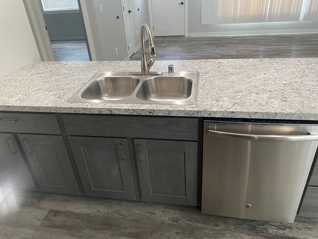 Building Photo - 4 bedroom/ 2 bath Home