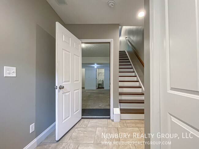 Building Photo - 147 Banksville Pl