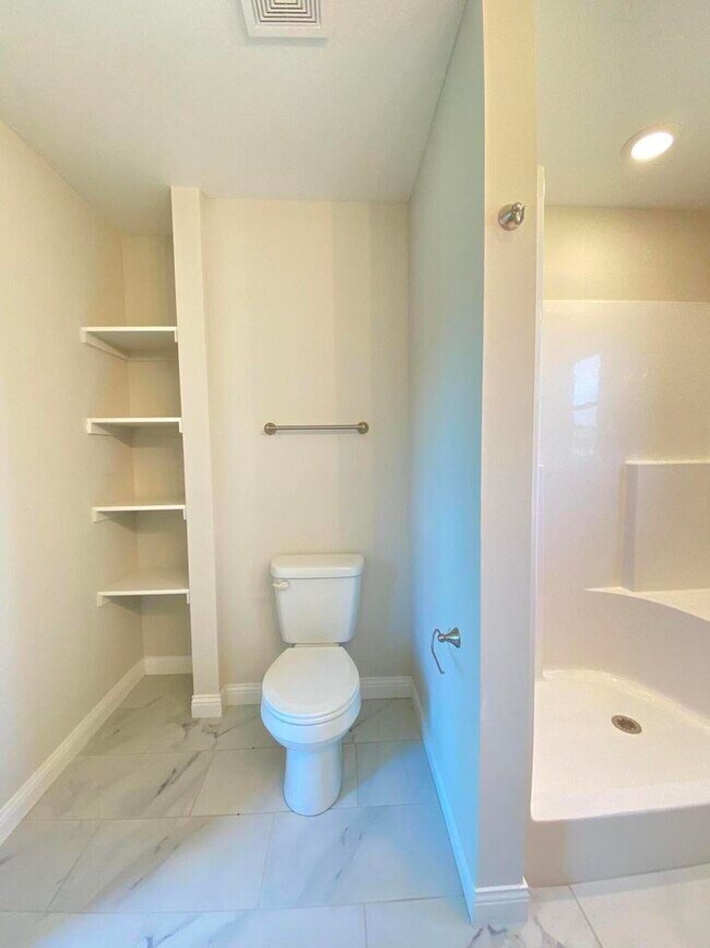 Building Photo - 6030 S Hummingbird Ln