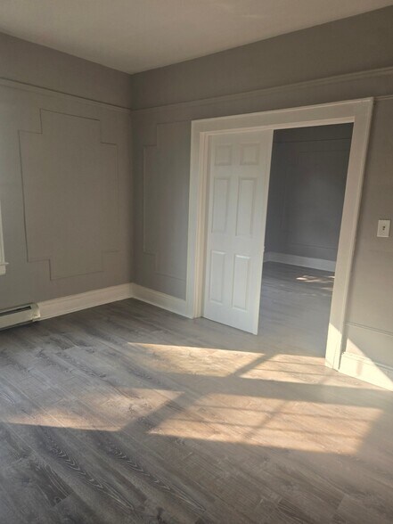 Building Photo - 565 E Elm St