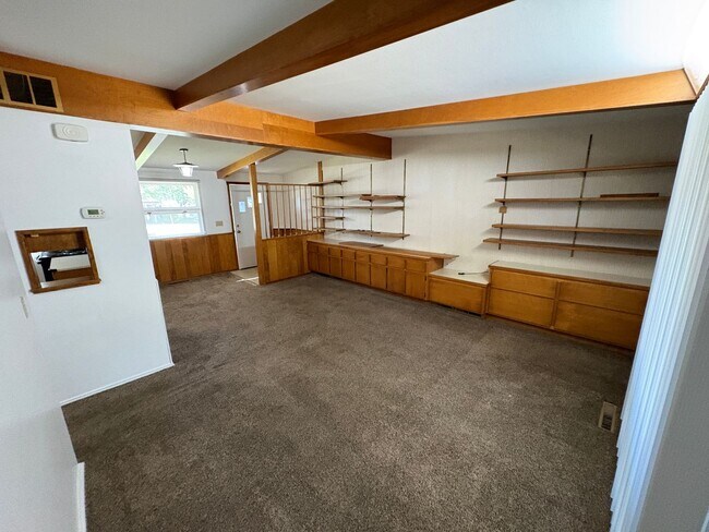 Building Photo - Spacious 3-Bedroom 1-Bath First-Floor Unit...