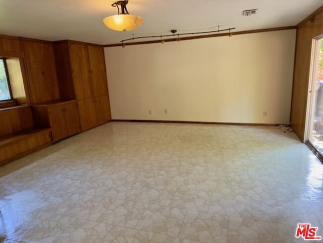 Building Photo - 2290 Canonita Dr