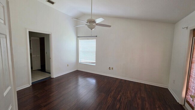 Building Photo - 3 Bed, 3 Bath, 2 Car garage.