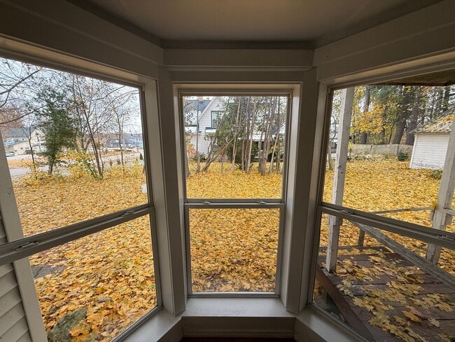 Building Photo - Large Duplex Available 6BD 2 BTH