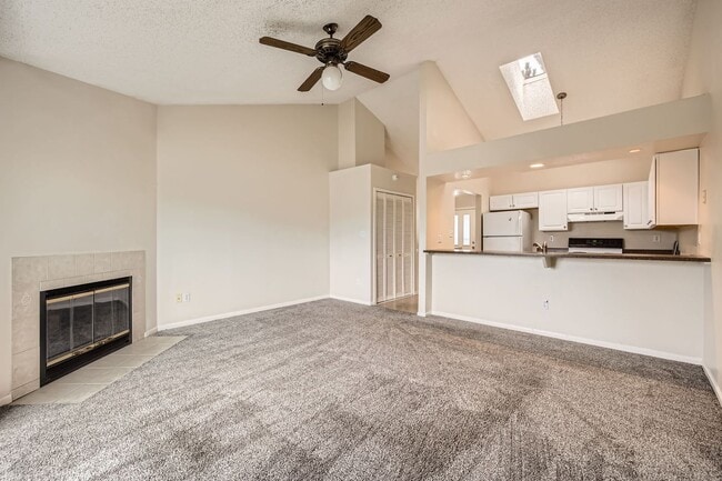 Building Photo - 2 Bedroom, 1 1/2 Half Bath, End Unit Townhome!