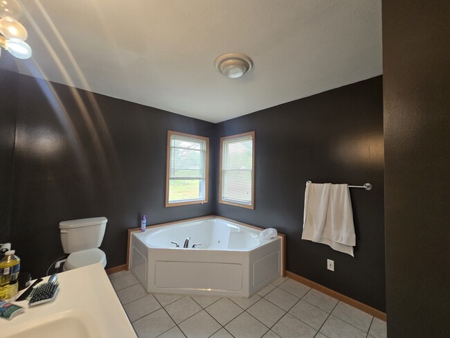 Building Photo - 9444 Windsong Ln