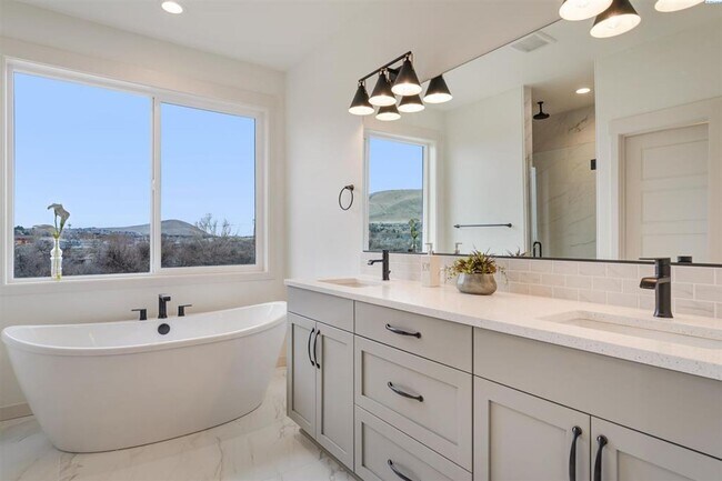 Building Photo - Stunning New Construction Five Bedroom Three Bath in South Richland!