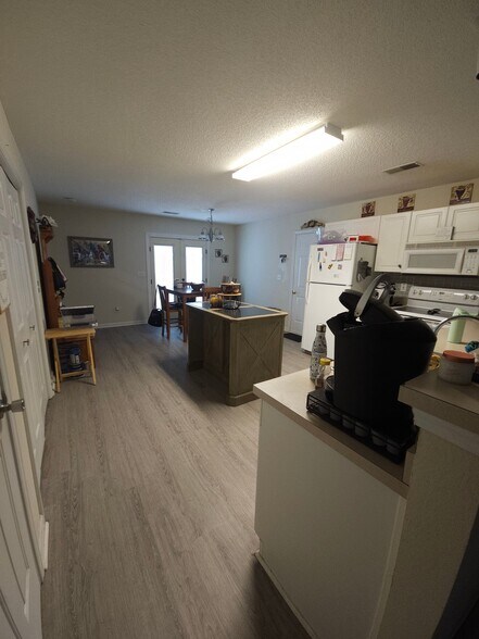 Building Photo - 109 Hardwood Dr