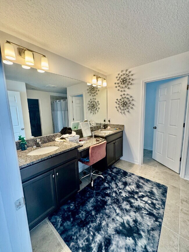 Building Photo - "Spacious 5-Bedroom Sanctuary with 4 Full ...