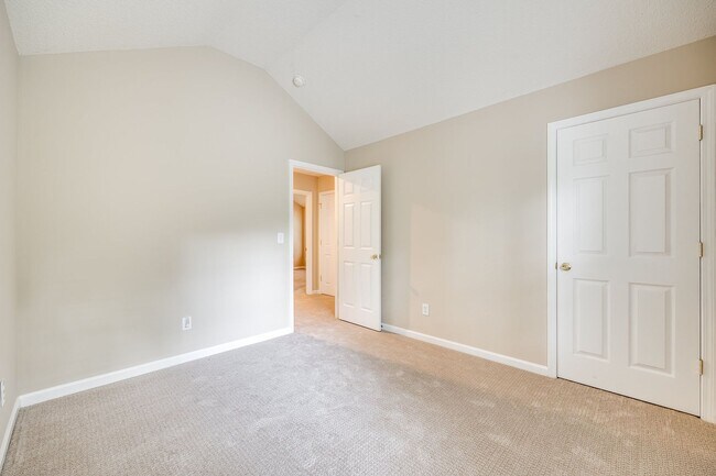 Building Photo - Beautiful, well maintained home in the hea...