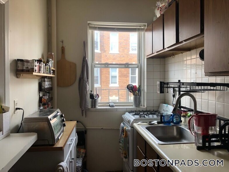 Building Photo - 229 Kelton St