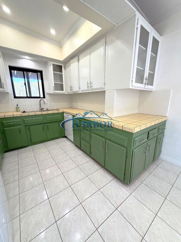 Building Photo - 827 W 22nd St