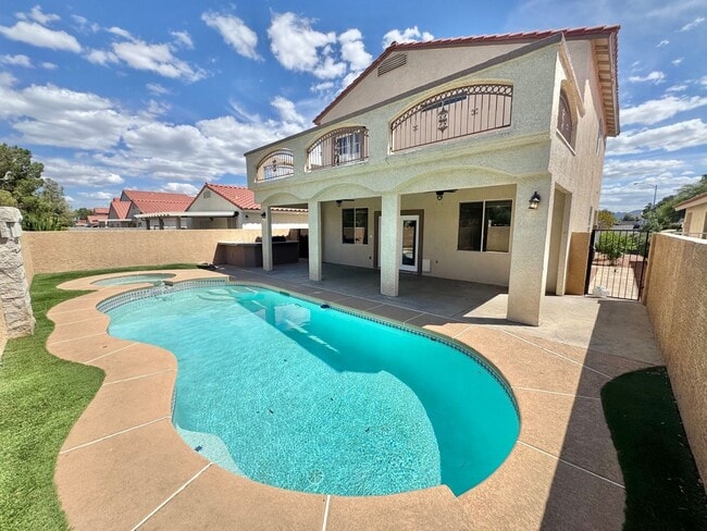 Building Photo - LIMITED TIME ONLY: $500 OFF 2ND MONTH'S RENT -MOVE IN W/IN TWO WEEKS TO TAKE ADVANTAGE of this Be...