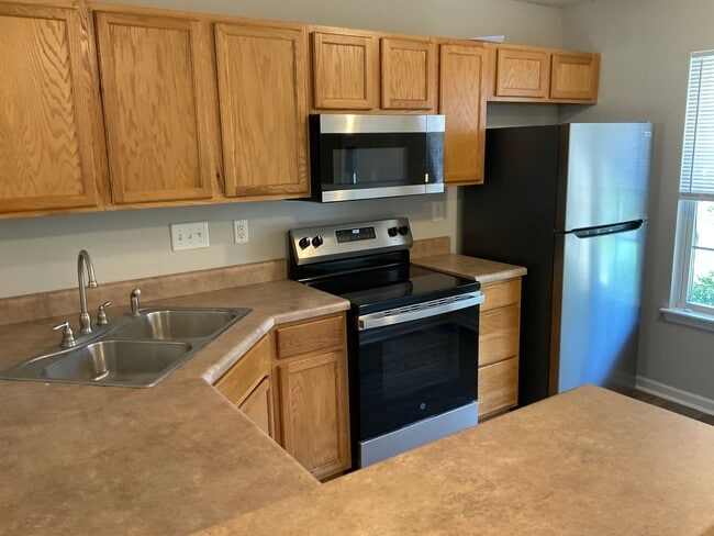 Building Photo - Townhome with 2 Bedrooms, 2.5 Baths