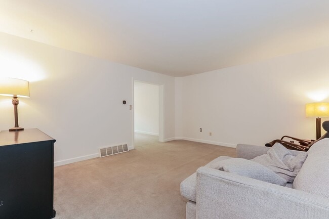Building Photo - Private 3-Bedroom Home on 5 Acres with Mod...