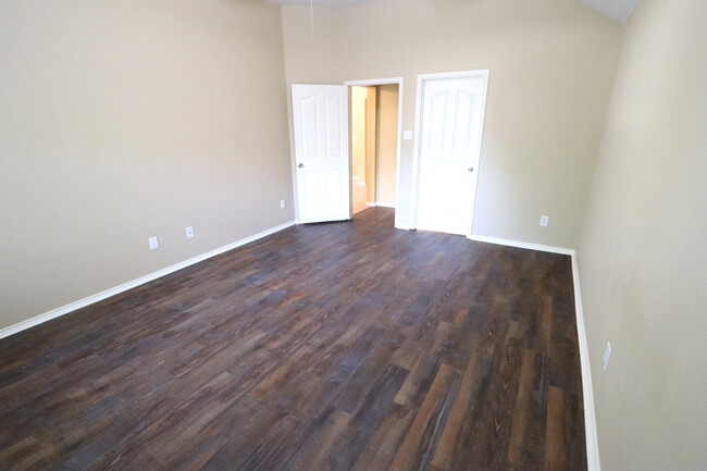 Building Photo - 1000 Warbler Ln