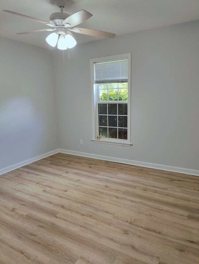 Building Photo - 2025 Ardmore Village Ln